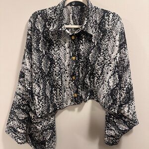 Oversize Black and White Snake Print Cropped Blouse